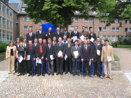 Gruppenfoto der Gaesdoncker Abiturientia 2004 - Kann Ja Jeder Aus Dem Wald Kommen Und Behaupten, Dass Er Abi Hat!